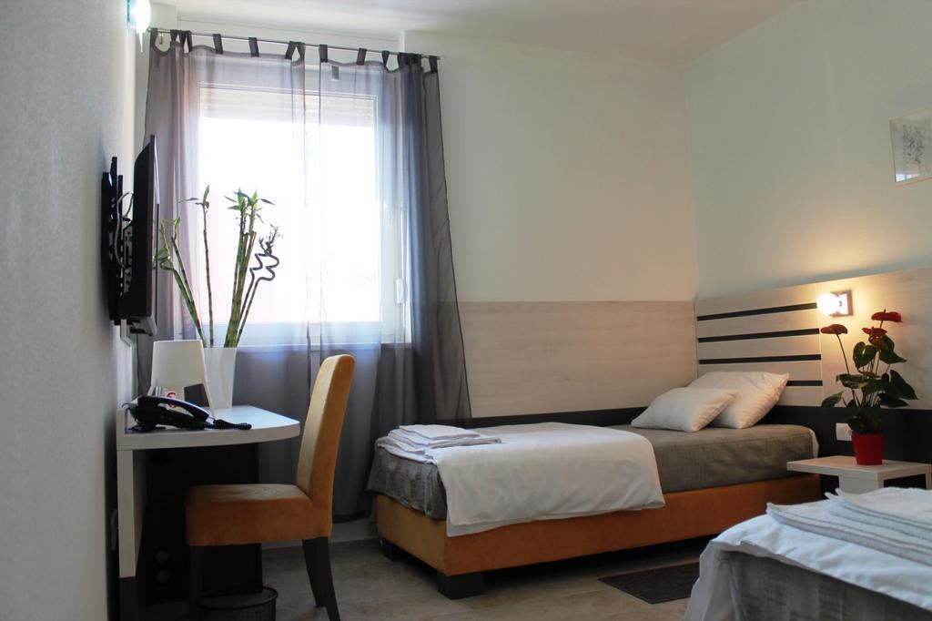 Garni Hotel 11Tica Dm Novi Sad Bagian luar foto